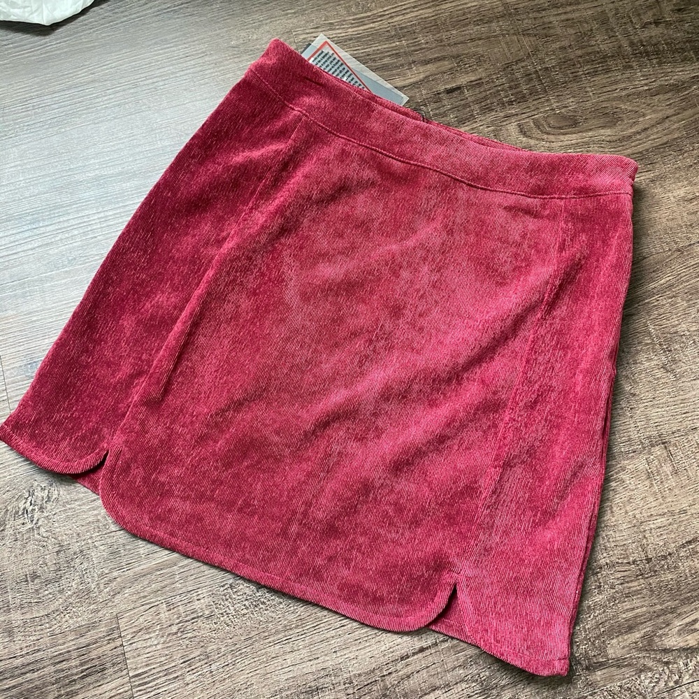 NWT burgundy boohoo 4 skirt tulip scallop edge